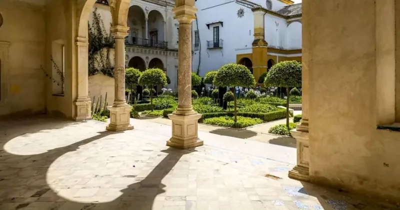 Guided Tour of Noble Houses and Grand Gardens